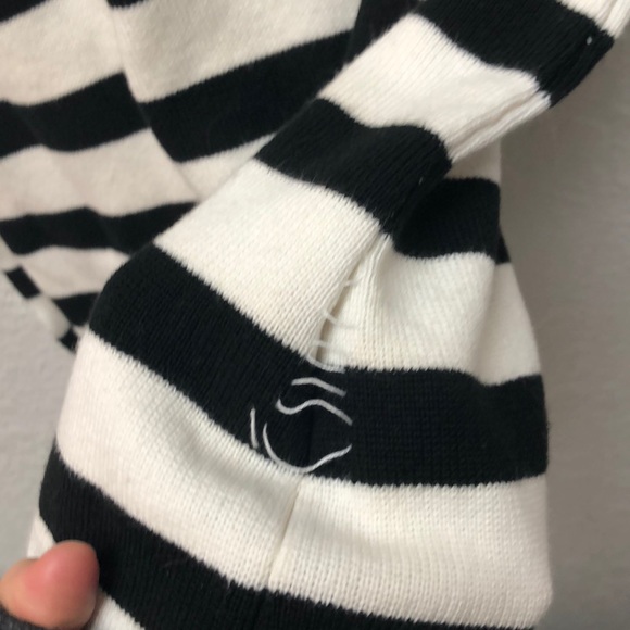 Black and white striped sleeveless sweater - Picture 3 of 5